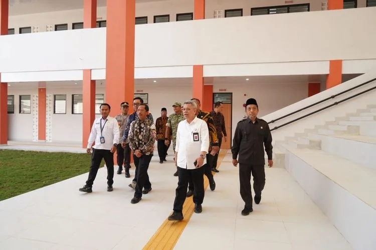 Nampak Penjabat Sekretaris Daerah Kabupaten Trenggalek Drs. Stefanus Triadi Atmono, M.Si bersama jajarannya menghadiri Open House Sekolah Rakyat Terintegrasi 1 Trenggalek, Jumat (31/7/2026).