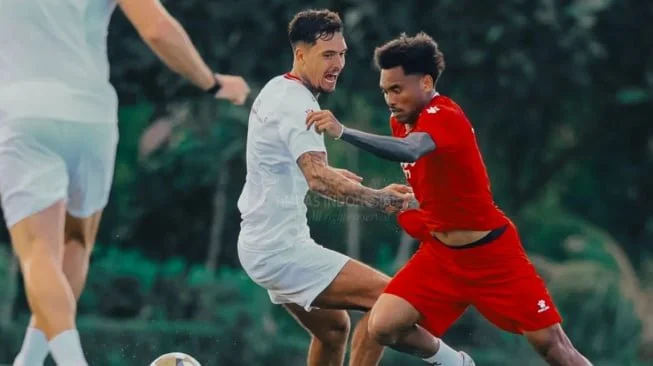 Para pemain Timnas Indonesia termasuk Saddil Ramdani dan Shayne Pattynama saat menjalani pemusatan latihan di Bali jelang Piala AFF 2026. [Dok. KitaGaruda]