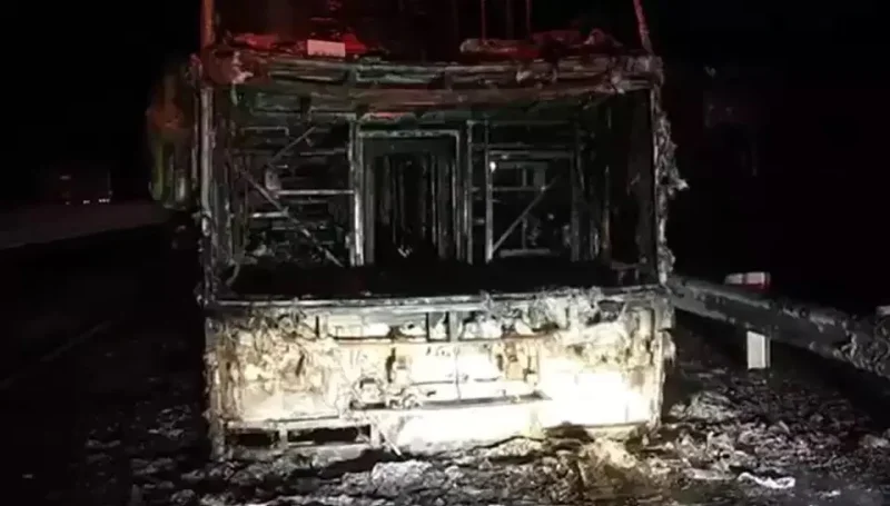 Bus Jurusan Jember Ludes Terbakar di Tol, Seluruh Penumpang Selamat
