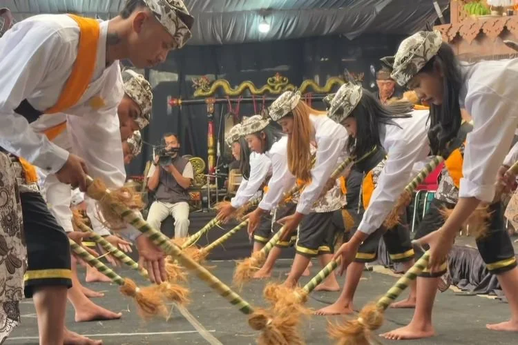 Sejumlah pemuda Suku Tengger dari Brang Kulon merayakan Hari Raya Karo dengan tarian Sakral Sodoran digelar di Desa Tosari, Kecamatan Tosari, Kabupaten Pasuruan, Jawa Timur, Rabu (29/7/2026). 