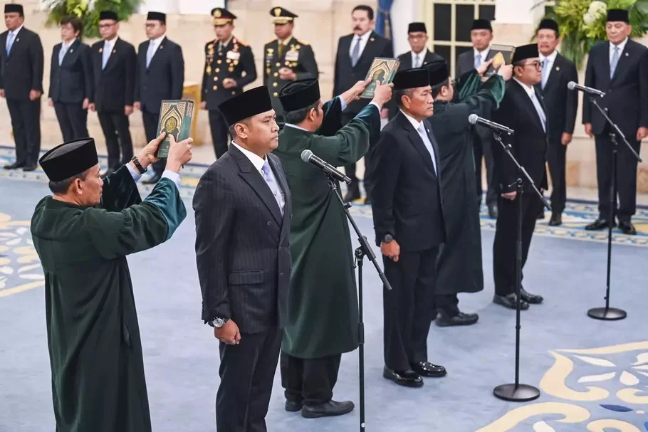 Kepala BGN Sudaryono (kedua kiri), Gubernur Universitas RI Donny Ermawan Taufanto (tengah) dan Wakil Gubernur Universitas RI Yos Sunitiyoso mengucapkan sumpah saat pelantikan pejabat baru di Istana Negara, Jakarta, Rabu (22/7/2026). - (Antara/Galih Pradipta)