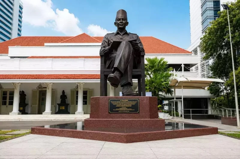 Universitas Republik Indonesia, Apa Bedanya dengan Lemhanas?