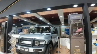 V-KOOL Rilis Luxor Gold Pelindung Cat Mobil Terbaru GIIAS 2026