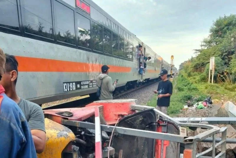 KA Ambrawa Ekspres Tertemper Truk di Blora, KAI Minta Maaf