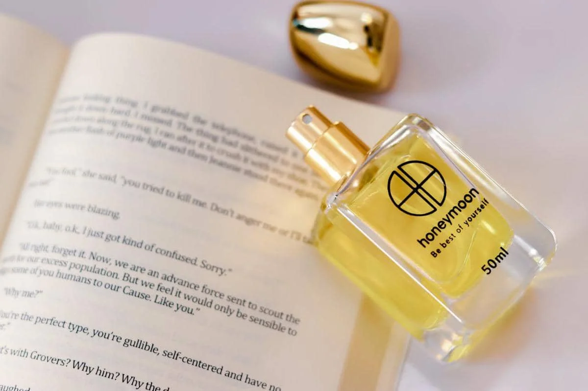 ilustrasi parfum warna kuning