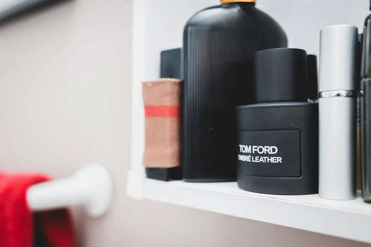 ilustrasi parfum leather