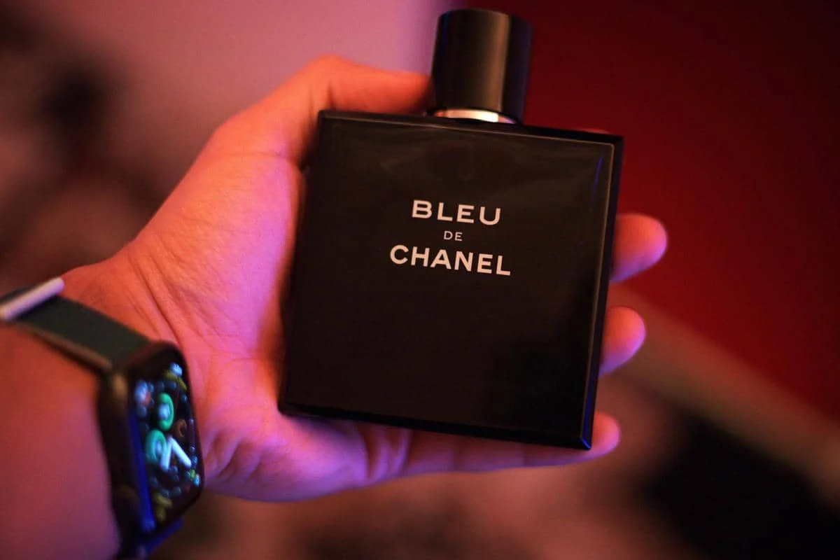 ilustrasi parfum hitam