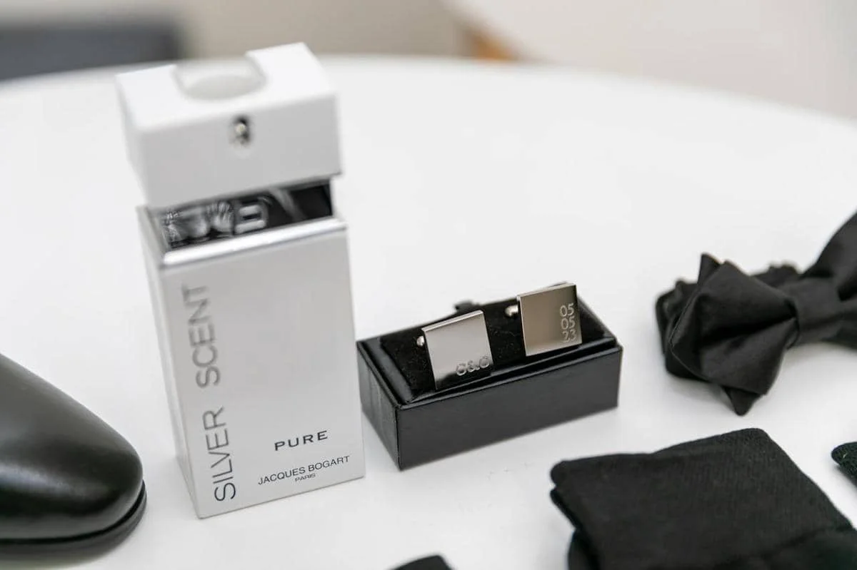 ilustrasi parfum hitam putih