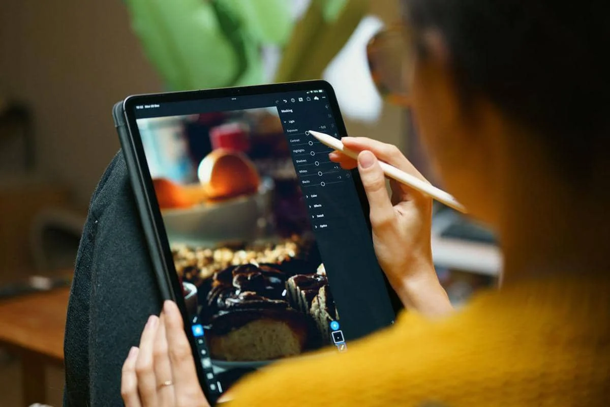 https://www.pexels.com/id-id/foto/desainer-freelance-mengedit-foto-di-tablet-30105086/