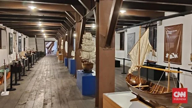 Suasana Museum Bahari pada Rabu (29/7). Di gedung yang dulunya gudang rempah era kolonial Belanda ini, kamu bisa mengenal sejarah sekaligus kekayaan tradisi maritim Nusantara.