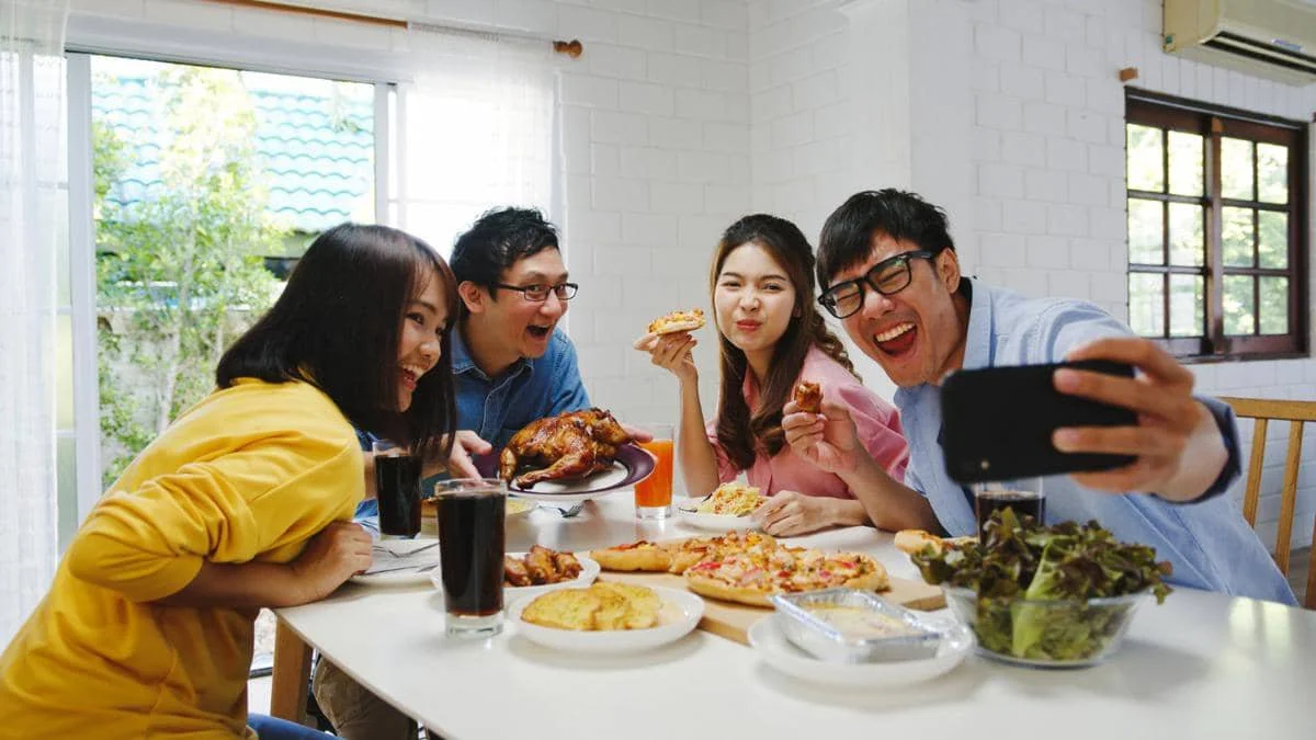 ilustrasi makan bersama teman 