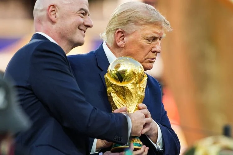 Presiden FIFA Gianni Infantino dan Presiden AS Donald Trump membawa Trofi Piala Dunia FIFA ke timnas Spanyol setelah mereka mengalahkan Argentina di Final Piala Dunia FIFA 2026 di Stadion New York New Jersey pada 19 Juli 2026 di East Rutherford, New Jersey.