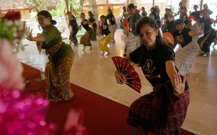 Maestro Tari Bali Ni Kadek Rai Dewi Astini Latih Penari Tulungagung melalui Lokakarya Nyantrik#9