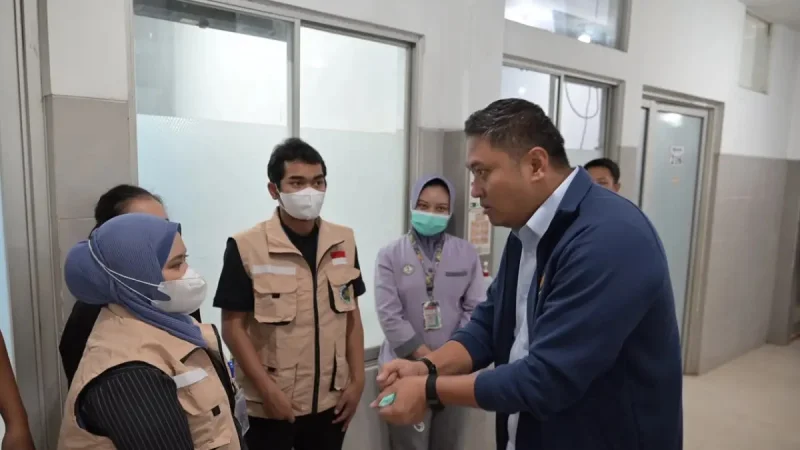 Jenguk Para Korban Keracunan MBG, Sudaryono Langsung Suspend Dapur SPPG di Semarang