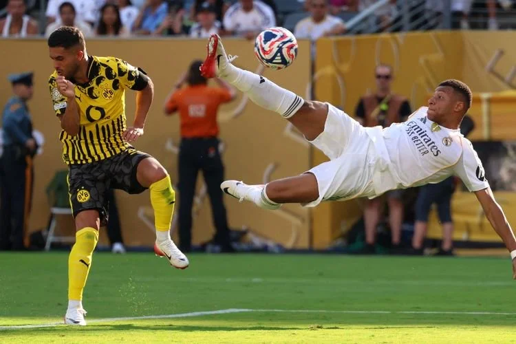 Yan Couto membayangi Kylian Mbappe yang mencetak gol ketiga timnya dalam pertandingan perempat final Piala Dunia AntarKlub 2025 antara Real Madrid vs Borussia Dortmund di Stadion MetLife di Rutherford Timur, New Jersey pada 5 Juli 2025. (Foto oleh CHARLY TRIBALLEAU / AFP)