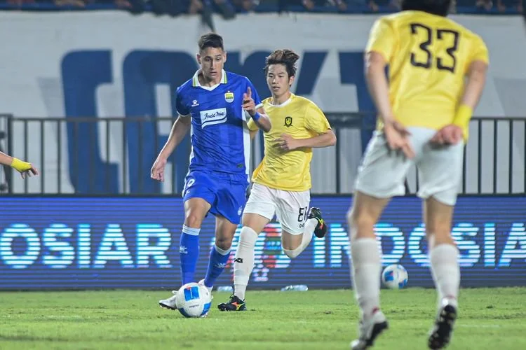Aksi winger Persib Bandung Luka Menalo dalam usah melepaskan diri dari kawalan pemain Tampines Rovers pada laga terakhir Grup A Piala Presiden 2026, Jumat (31/7/2026) di Si Jalak Harupat, Soreang, Kabupaten Bandung. 