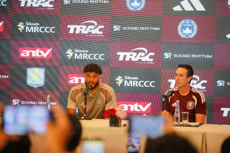 Bintang Aston Villa Tyrone Mings Tersentuh dengan Sambutan Hangat, Kecewa Tak Sempat Cicipi Banyak Makanan Indonesia
