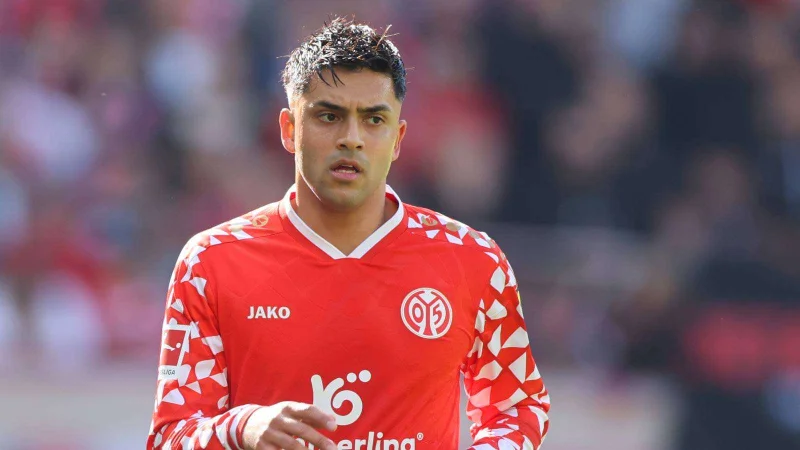 Standing ovation! Nadiem Amiri yang diminati banyak klub mengumumkan keputusan mengejutkan
