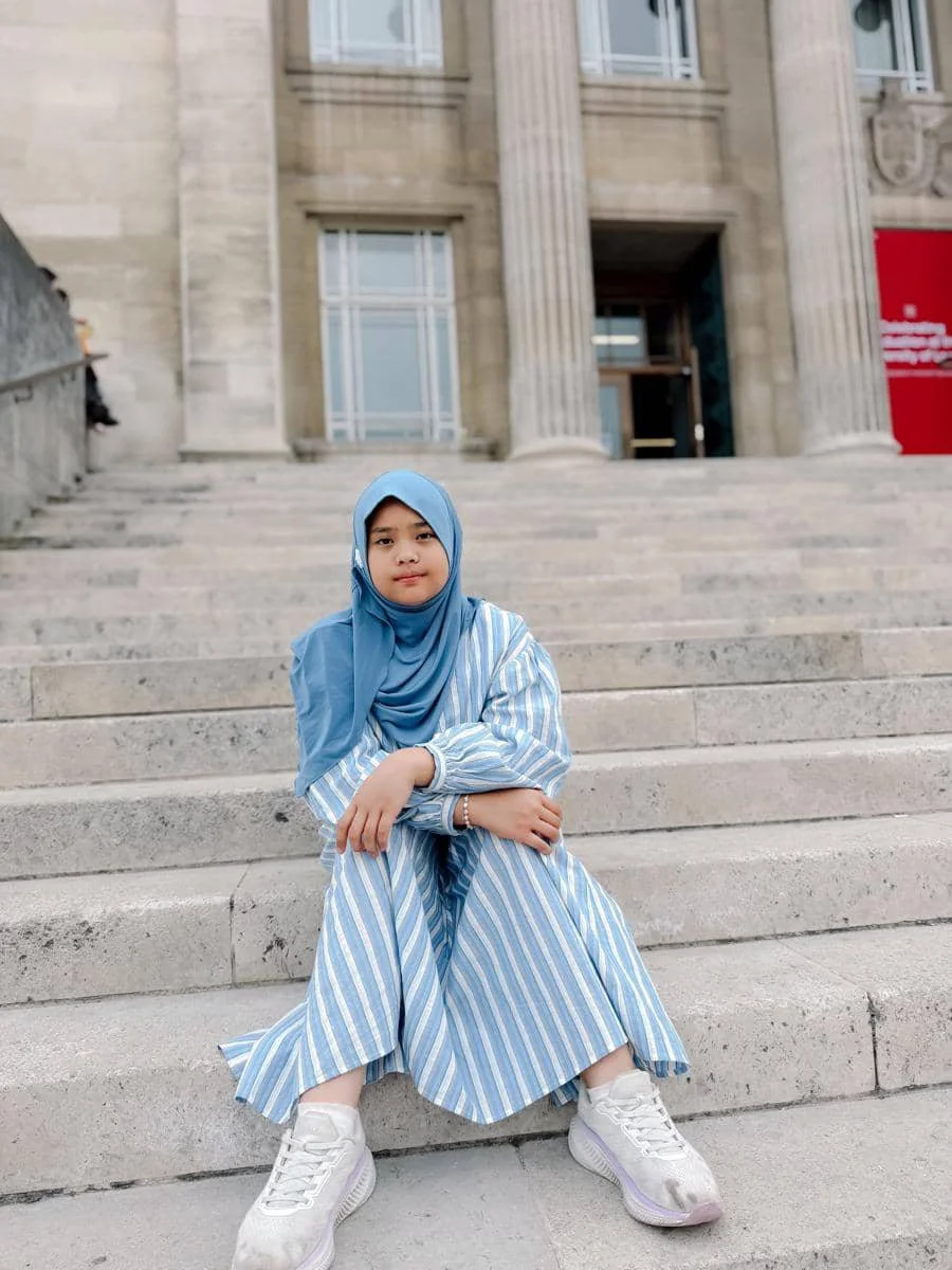 Oki Setiana Dewi jalan-jalan di sekitar University of Leeds