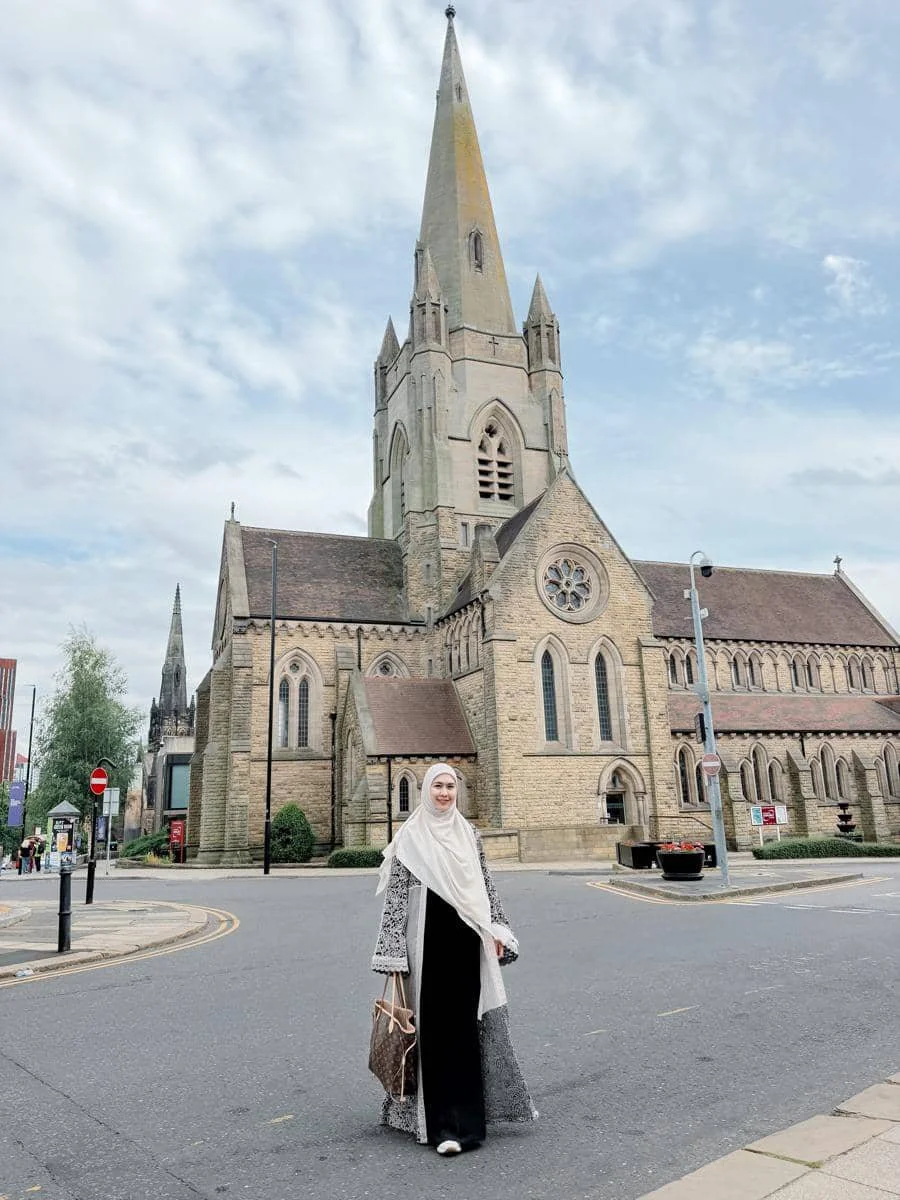 Oki Setiana Dewi jalan-jalan di sekitar University of Leeds