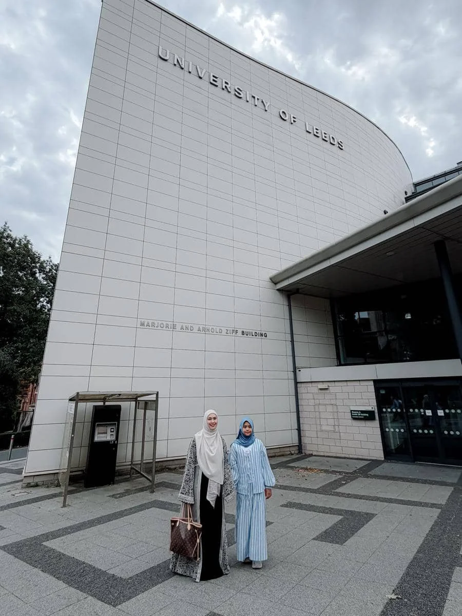 Oki Setiana Dewi jalan-jalan di sekitar University of Leeds