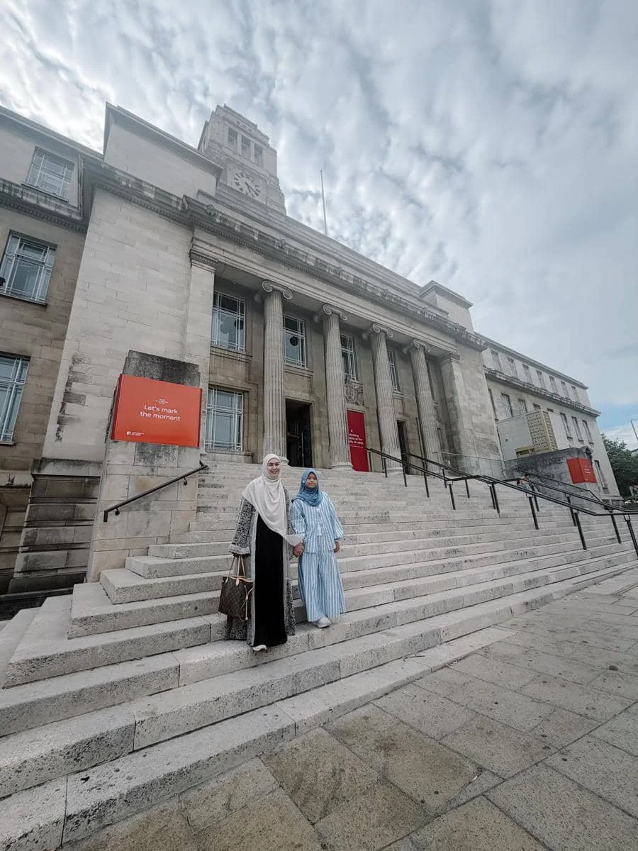 Oki Setiana Dewi jalan-jalan di sekitar University of Leeds