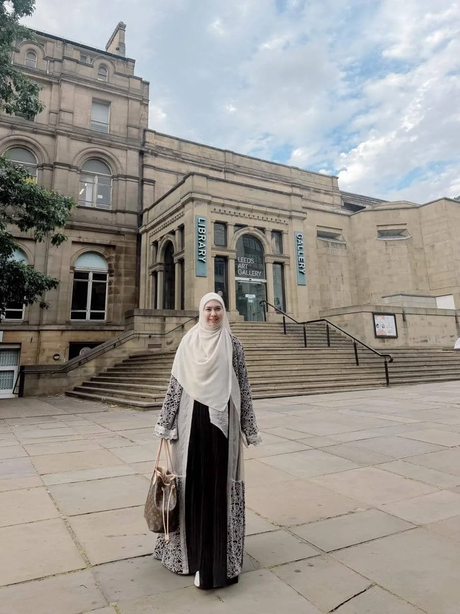 Oki Setiana Dewi jalan-jalan di sekitar University of Leeds