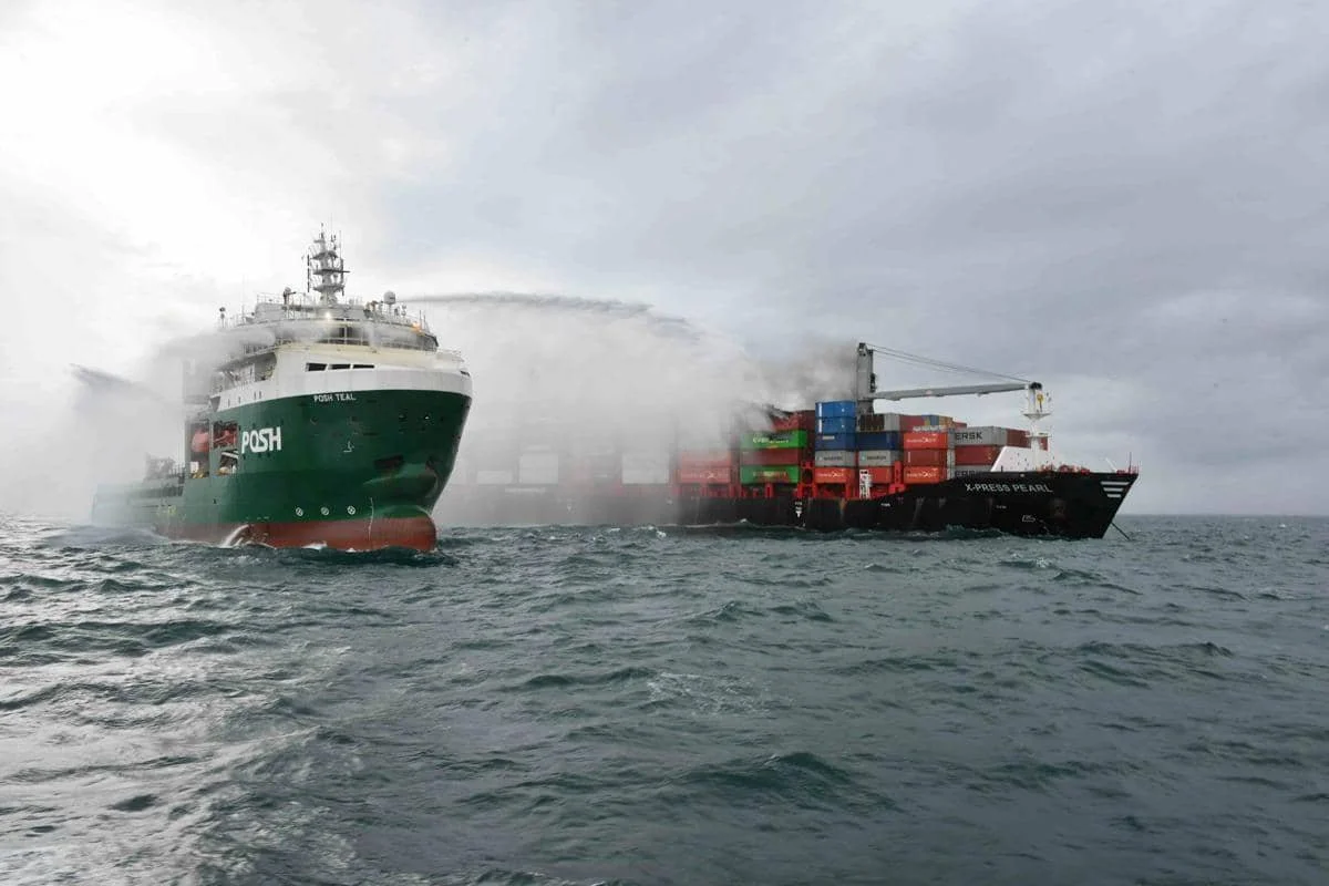 Kapal terbakar di laut. 