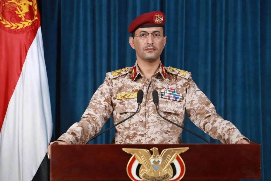 Juru Bicara Houthi, Yahya Saree, sedang berpidato di atas mimbar.