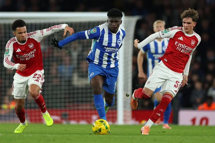 Pemain Brighton, Carlos Baleba, beraksi bagi kontra Arsenal dalam laga Piala Liga Inggris, 29 Oktober 2025.