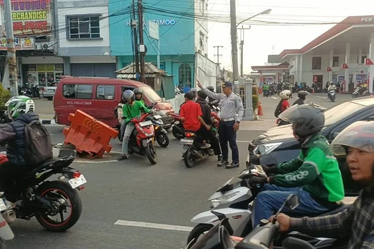 Mulai 3 Agustus 2026, U-Turn di Jalan Kartini Depok ditutup saat jam sibuk. Pengendara diminta mengikuti jalur alternatif.