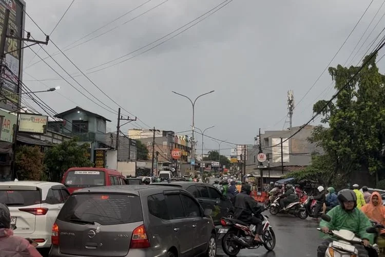 Kondisi macet semrawut di Simpang GDC, Jalan Boulevard Grand Depok City, Kota Depok, Senin (12/1/2026).