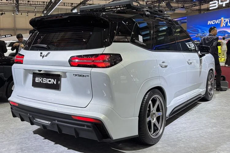 Wuling Eksion tampil beda di GIIAS 2026. SUV listrik ini mendapat sentuhan modifikasi OEM+ bergaya urban bersama NMAA.