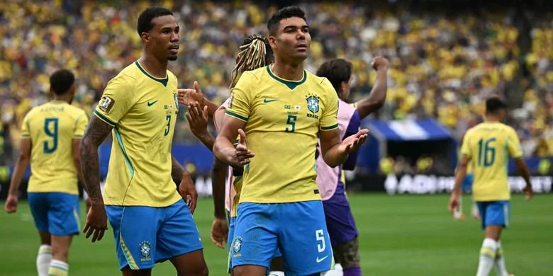 Gelandang timnas Brasil Casemiro merayakan setelah mencetak gol pertama timnya pada laga babak 32 besar Piala Dunia 2026 antara Brasil dan Jepang di Stadion Houston di Houston pada 29 Juni 2026.