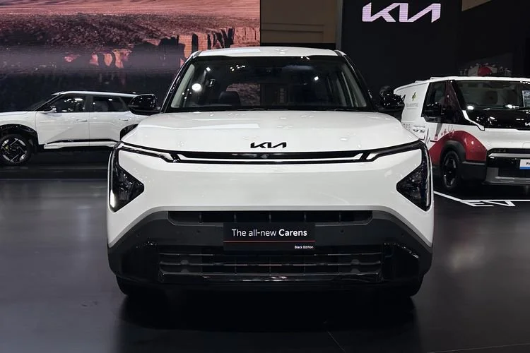  The all-new Carens Limited Black Edition
