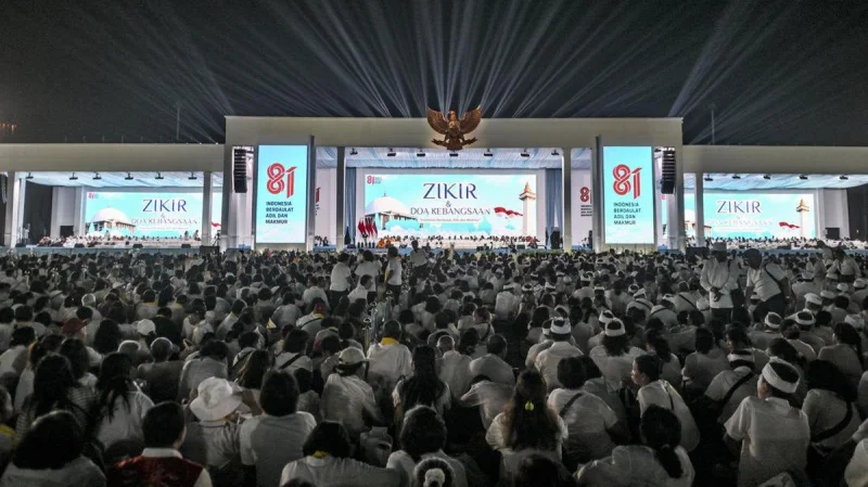 FOTO: Ribuan Warga Ikuti Zikir dan Doa Kebangsaan di Monas