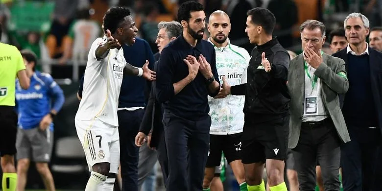 Pelatih Real Madrid, Alvaro Arbeloa, melakukan protes kepada ofisial keempat pada laga Liga Spanyol antara Real Betis dan Real Madrid CF di stadion La Cartuja di Sevilla pada 24 April 2026.