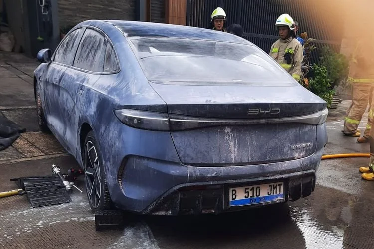 BYD Seal terbakar di Palmerah, Jakarta Barat