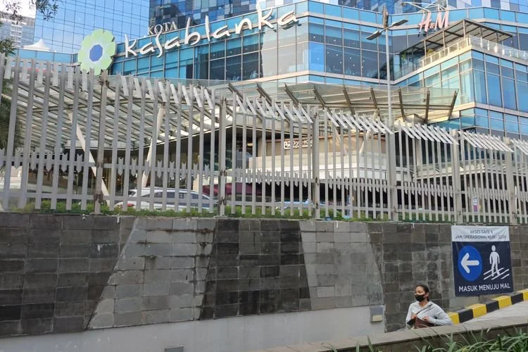 Mal Kota Kasablanka di Jakarta Selatan, dikelilingi pagar, Jumat (31/7/2026). 