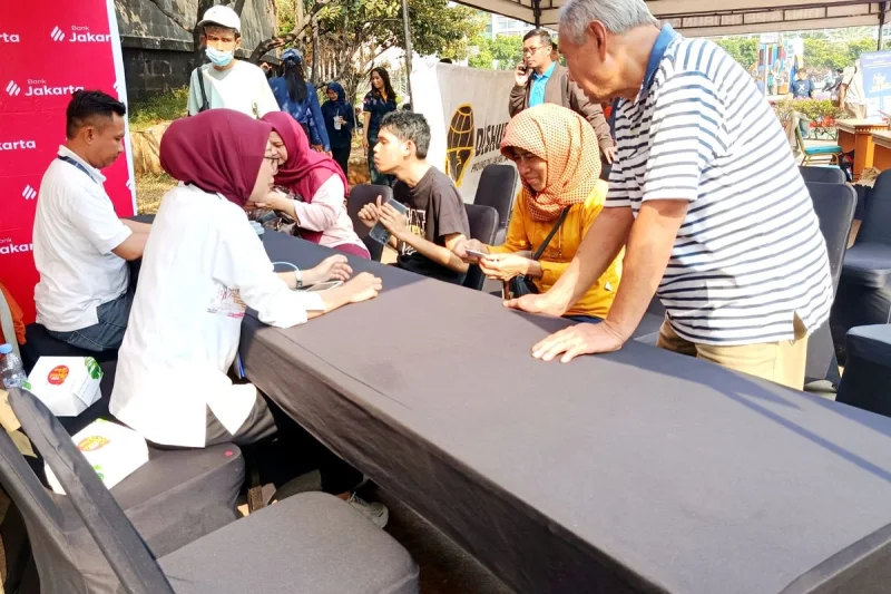"Ada Kesempatan, Saya Manfaatkan", Cerita Lansia Daftar Kartu Layanan Gratis di CFD Sudirman