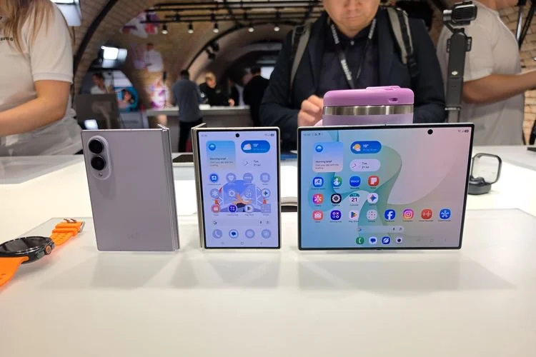 Samsung Galaxy Z Fold 8 saat dilipat tampak punggung (kiri), tampak muka (tengah), dan saat dibentangkan (kanan). Ponsel ini jadi yang pertama mengadopsi Flex Titanium Samsung.