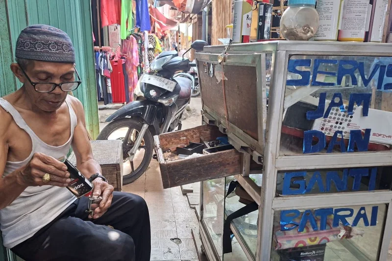 Tanpa Kios Tetap, Kiram 35 Tahun Mengadu Nasib Jadi Tukang Servis di Bengkulu