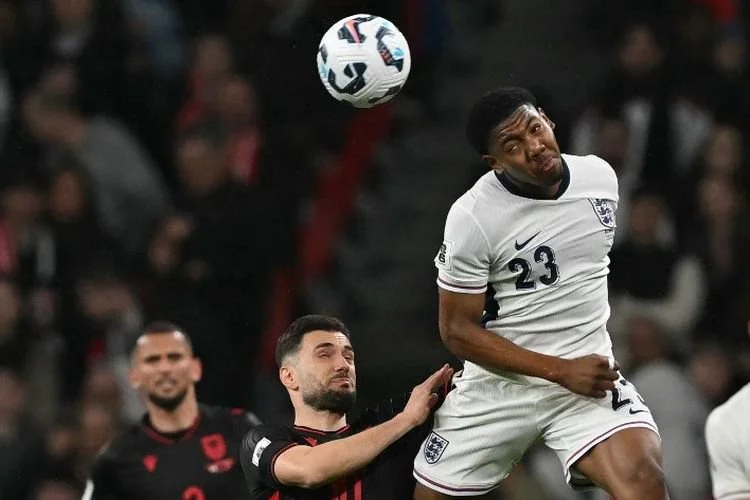Myles Lewis-Skelly memenangkan sundulan dalam pertandingan Grup K Kualifikasi Piala Dunia 2026 Zona Eropa antara Inggris vs Albania, di Stadion Wembley di London, pada 21 Maret 2025. (Photo by Glyn KIRK / AFP) / NOT FOR MARKETING OR ADVERTISING USE / RESTRICTED TO EDITORIAL USE