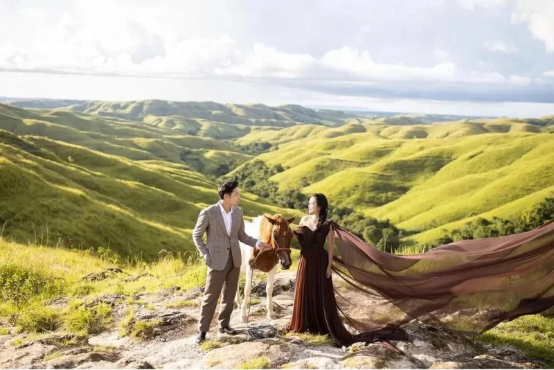 9 Potret Prewedding Artis Tema Alam, dari Latar Gunung hingga Pantai