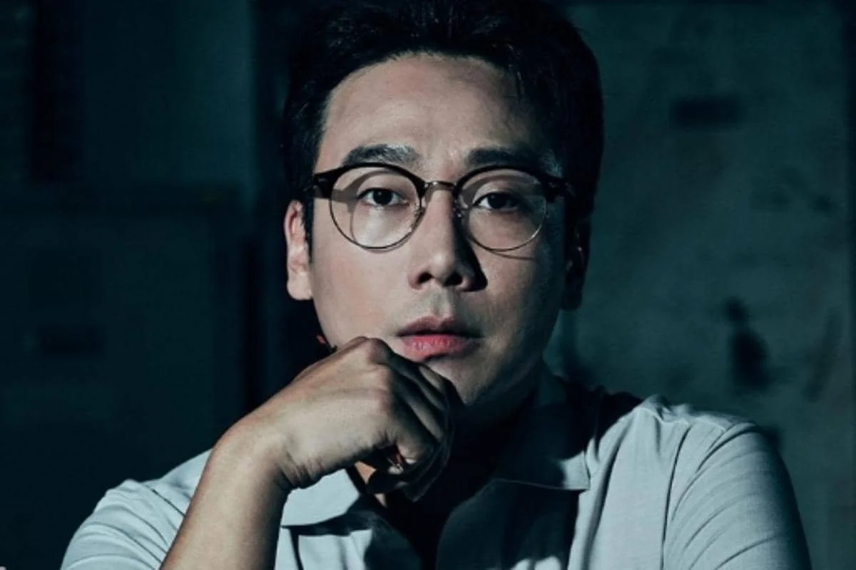 Kim Nam Hee berpose menghadap kamera dengan ekspresi tenang dalam potret yang dirilis oleh Story9works.