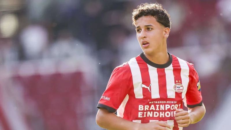 Peter Bosz memberi hadiah kepada talenta top PSV dengan tempat di starting XI untuk Johan Cruyff Shield melawan AZ