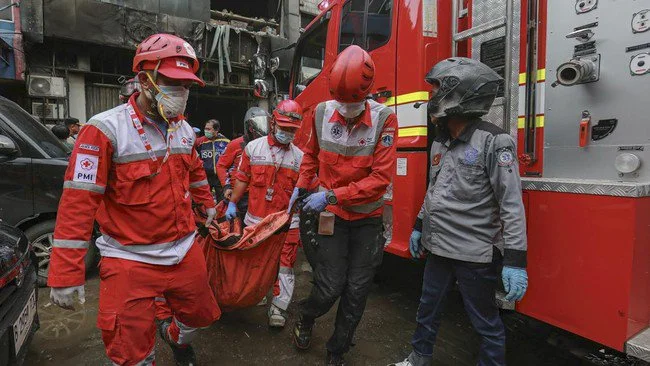 Petugas Damkar Gugur Saat Padamkan Kebakaran di Kramat Jati
