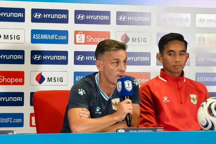 Pelatih Timnas Indonesia, John Herdman, berbicara dalam sesi konferensi pers di Stadion Utama Gelora Bung Karno, Minggu (2/8/2026) jelang laga ASEAN Championship atau Piala AFF 2026 melawan Vietnam.