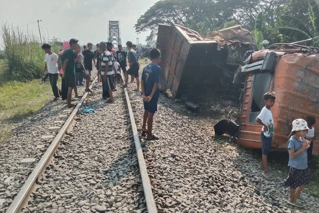 Dump Truk Tertemper KA Putri Deli di Lintasan Tanpa Plang di Sumut, Sopir Tewas