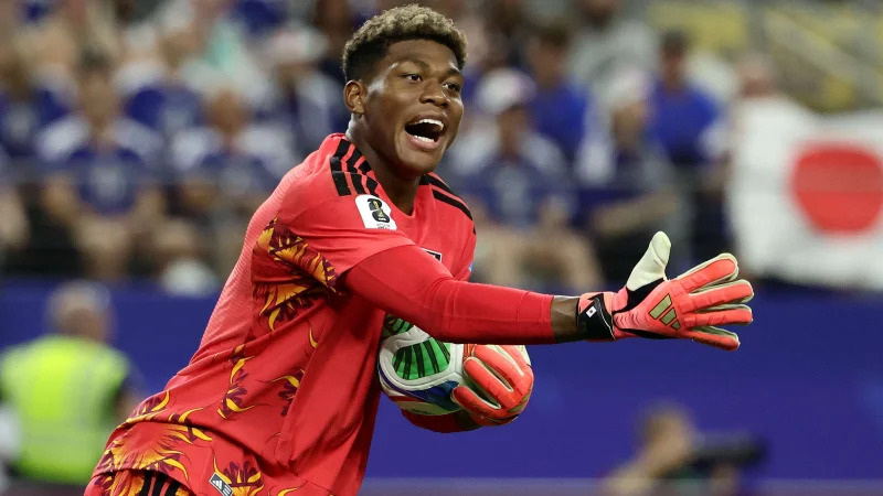 Senilai 33 juta euro, kiper Jepang di ambang bergabung dengan Paris Saint-Germain